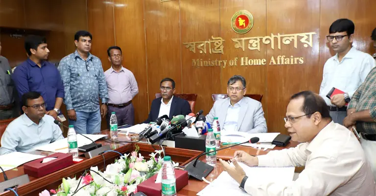 প্রেস ব্রিফিং করেছেন স্বরাষ্ট্রমন্ত্রী সালাহউদ্দিন আহমদ